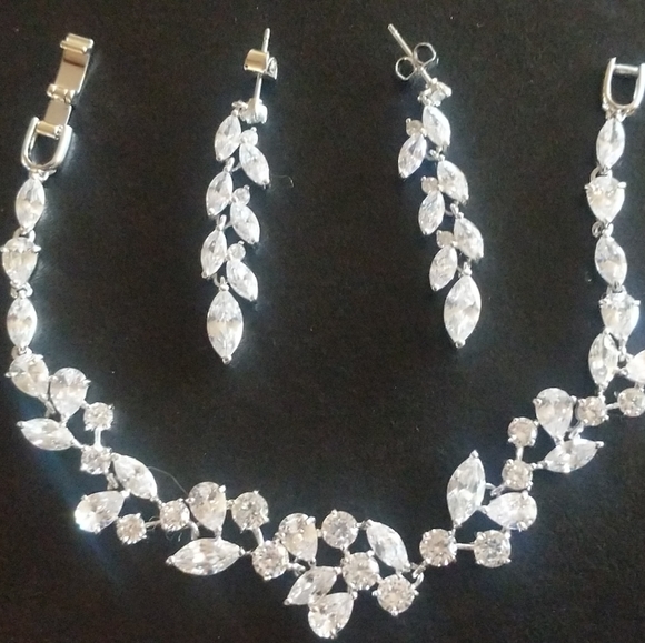 Bridal set by Marielle. Includes comb, earrings and bracelet. - Picture 5 of 7